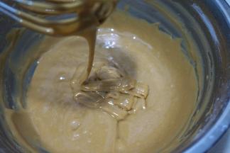 以不规则的方向搅拌均匀，无干粉颗粒，提起打蛋器，蛋黄糊能比较顺畅呈丝带状垂落下来，放一旁静置备用