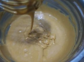 以不规则的方向搅拌均匀，无干粉颗粒，提起打蛋器，蛋黄糊能比较顺畅呈丝带状垂落下来，放一旁静置备用