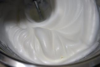 60克白糖分三次放入蛋白糊中，第一次，用电动打蛋器中速将蛋清打出粗泡；待蛋清打成白色细腻状时，加入三分之一左右白糖，继续中速打发；待打出明显纹路时，加入剩下的白糖，继续中速打发