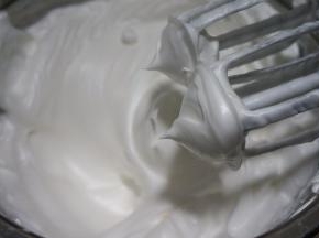 蛋白糊呈细腻有光泽状态时，提起打蛋器，蛋白呈较小的尖尖状就可以了；这时即使用电动打蛋器，也能感受到有一些阻力，有光泽而且细腻就可以，再继续打，蛋白就会出现渣渣的状态，和蛋黄糊混合在一起时一是不好混合，二是蛋糕在烤的过程中会消泡，蛋糕的组织会很粗糙； 此时烤箱开始预热150度