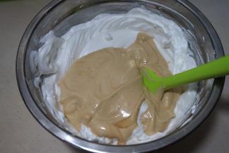 将混合好的糊糊倒回到蛋白糊盆中