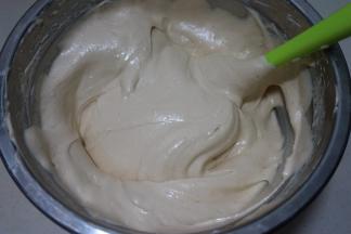 从下向上翻拌均匀，呈细腻有光泽的蛋糕糊