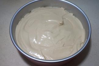 将蛋糕糊倒入8寸活底蛋糕模中，表面用刮刀刮平，端起蛋糕模，从20公分高处向下坠落三次，震出蛋糕糊内部的大气泡