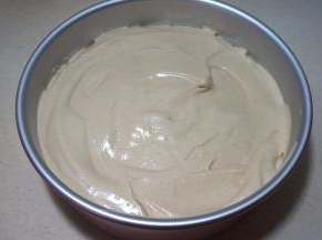 将蛋糕糊倒入8寸活底蛋糕模中，表面用刮刀刮平，端起蛋糕模，从20公分高处向下坠落三次，震出蛋糕糊内部的大气泡