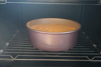 入预热好的烤箱中层，上下火150度，60分钟；我用的是海尔嫩烤箱，密封效果非常好，所以温度也是很准确的，一定要根据自己的烤箱实际情况来调整，有的烤箱温差可以差到40度，所以不要一味地参考别人给出的温度，要活学活用