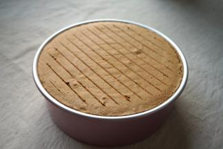 蛋糕回落，与模具持平，出炉，立即端起模具轻轻震几下，将蛋糕内部多余的热气震出，然后倒扣在晾架上；晾的过程中还可以调换一下位置，防止蛋糕表皮嵌入到晾架里