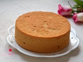 彻底晾凉后，双手平着按压蛋糕，使周边脱离开模具，底部再用脱模刀一划，蛋糕就完美脱模，可以用来做奶油裱花蛋糕的坯子