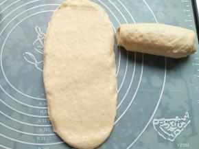 取一个面团按压排气，擀开，卷起，盖保鲜膜醒10分钟