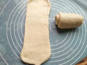 再次擀开，卷起