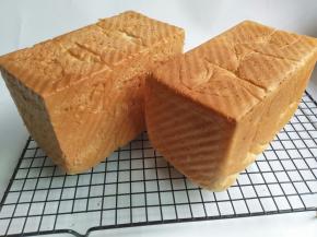 出炉立刻脱模，放烤架上晾凉