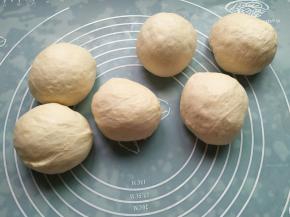 把面团平均分成6份，盖保鲜膜醒30分钟