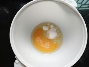 玉米油、鸡蛋液和细砂糖倒入容器里