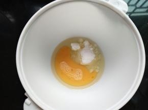 玉米油、鸡蛋液和细砂糖倒入容器里