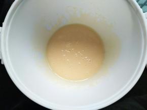 电动打蛋器打发至浓稠