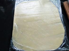 装入一次性保鲜袋，擀成面片