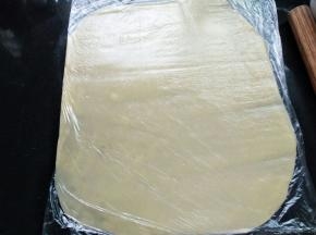 装入一次性保鲜袋，擀成面片