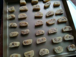 冻硬切小块，放入烤盘