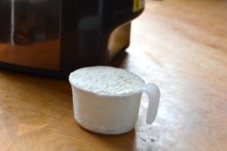 两杯面粉准备好