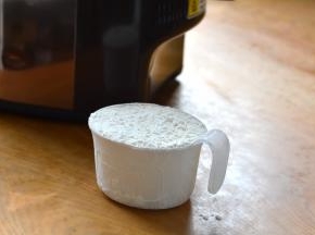 两杯面粉准备好