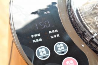 面粉入面条机搅拌桶中，盖上盖子，通电，选择“手擀面”，电子屏显示需用150ML的凉水