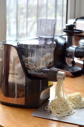 经过几分钟饧面后，面条顺利被压出来啦