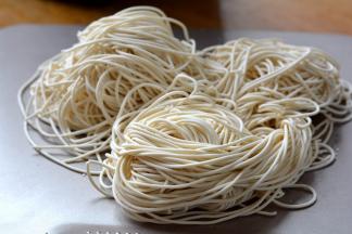 不锈钢螺旋杆的威力不小，面条均匀流畅，一气呵成