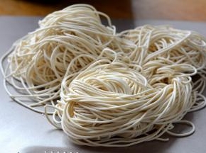 不锈钢螺旋杆的威力不小，面条均匀流畅，一气呵成