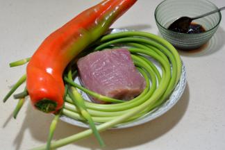 肉和菜清洗干净，分别切丁