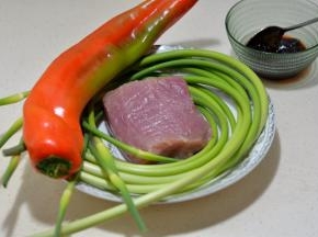 肉和菜清洗干净，分别切丁