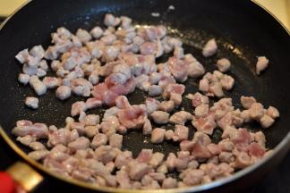 炒锅中倒适量油，先将肉丁入锅中煸炒变色