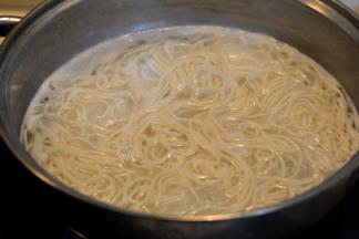 煮锅中的水开后，将面条入锅中煮熟，捞出后过凉水沥干入盘中