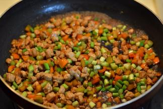 倒酱油调色，将蒜薹和辣椒丁入锅中翻炒几下，撒适量盐，倒足够量的开水，煮开