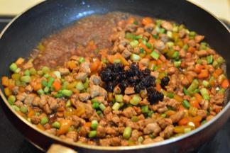 将适量的豆豉辣酱倒入锅中，混合即可关火