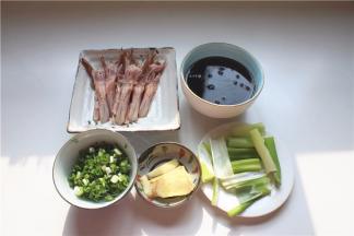 首先将鸭舌、可乐、姜、葱备好待用