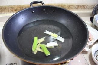 锅里烧水，放入大葱、姜片
