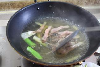 接着下入鸭舌，煮出血泡后捞起