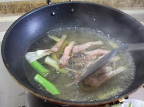 接着下入鸭舌，煮出血泡后捞起