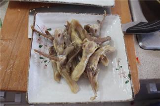 将煮好的鸭舌捞出备用