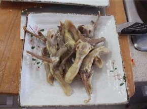 将煮好的鸭舌捞出备用