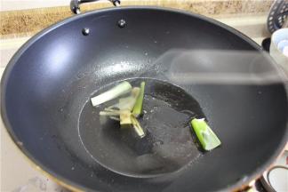 锅里放油，放入姜片爆香