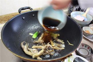 在下鸭舌，炒10秒左右，加入可乐