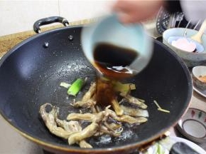 在下鸭舌，炒10秒左右，加入可乐