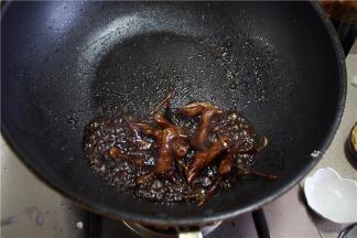 收汁到后面，汤汁可能会堆积在一个地方，这时可以将锅立起来，让火只在汁的部分燃烧，这样可以节约一些时间。