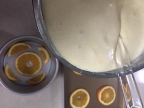 将拌均的蛋糕糊距离模具20厘米处倒入，倒入7分满即可，然后距离桌面10厘米处震泡两次