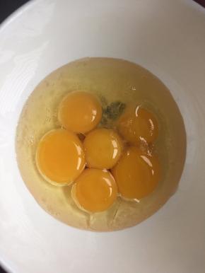 鸡蛋蛋黄和蛋清分离，蛋黄加入植物油用打蛋器打至蓬松