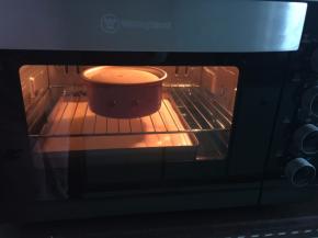 烤箱175摄氏度预热，再将蛋糕放入烤箱中层上下火烤40分钟