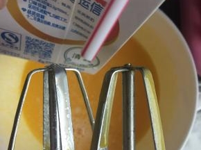 然后加入纯牛奶搅拌均匀