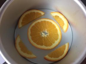 然后橙子切片放入模具底