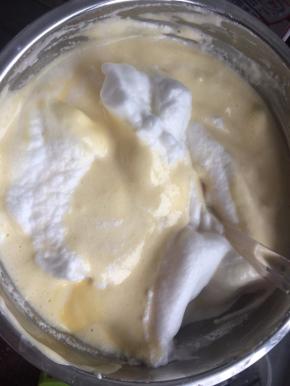 然后将蛋糕糊倒入剩余的蛋白霜中用刮刀切拌均匀