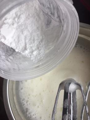 蛋白用打蛋器打发后分3次加入糖粉打